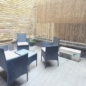 https://spacious-3-bed-flat-near-liverpool-street-spitalfields.brighton-hotels-england.com