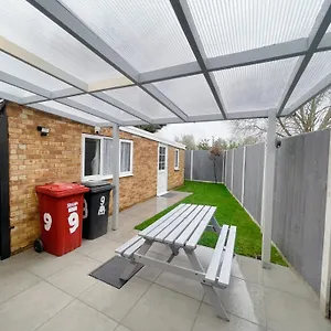 Near London Heathrow, Slough,windsor,legoland Holiday home Colnbrook